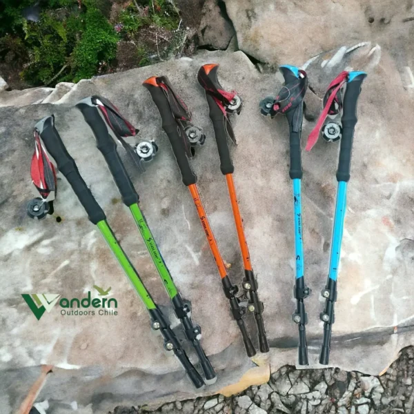 Bastón de trekking de colapso por sistema clikoff. de ajuste manual. Resistente y liviano. Su empuñadura en espuma de alta densidad evita el sudor resbaloso y cremas solares. Dragonera ajustable. Duraluminio de dureza 7075. Bastón de trekking de colapso por sistema clikoff. de ajuste manual. Resistente y liviano. Su empuñadura en espuma de alta densidad evita el sudor resbaloso y cremas solares. Dragonera ajustable. Duraluminio de dureza 7075.